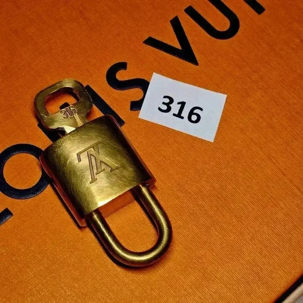 🔐 Louis Vuitton Padlock key set - Picture 1 of 8